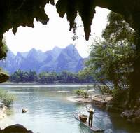 桂林漓江冠岩